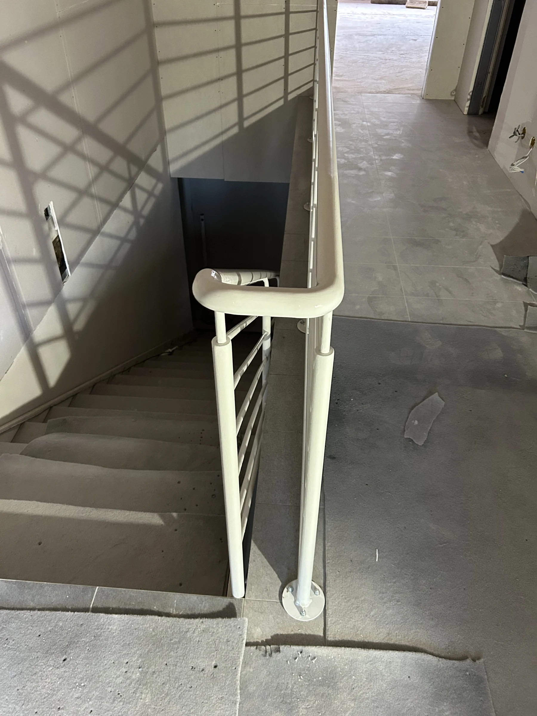 Detail kovového zábradlí v interiéru